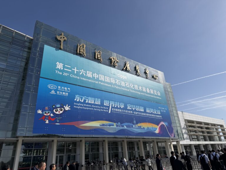 مسار معدات الحراثة العميقة للبترول لتمكين التنمية الخضراء للصناعة ظهرت شركة شاندونغ كيهوان للمعدات البترولية لأول مرة في معرض الصين الدولي السادس والعشرين لتكنولوجيا ومعدات البترول والبتروكيماويات